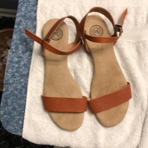 Flat sandals, Cognac / tan, S 7.5. Nearly new!